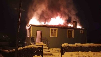Kars’ta imam evi alev alev yandı
