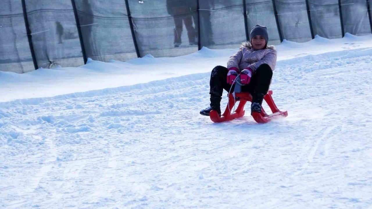 Abalı Kayak Merkezi yarıyıl tatilinde çocuklarla şenlendi