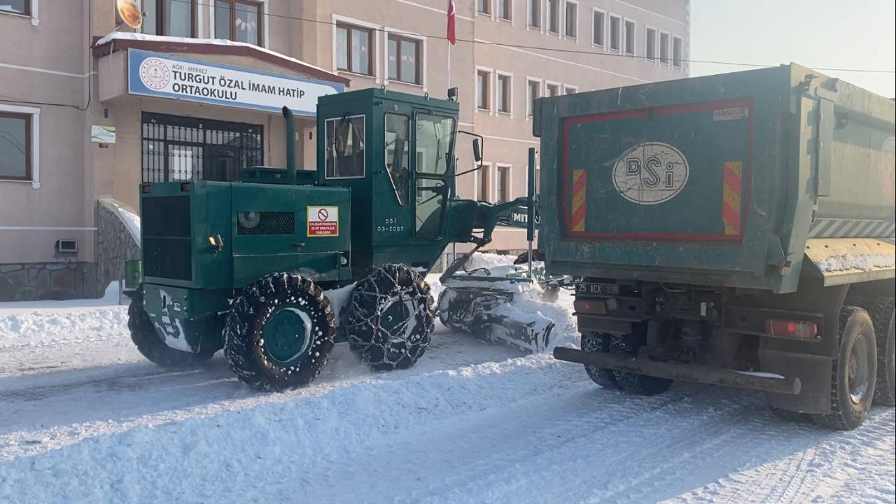 Ağrı’da 90 okul ve kamu kurumunda karla mücadele çalışması