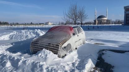 Ağrı’da araçlar dondurucu soğuğa karşı kat kat örtülüyor