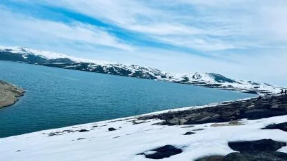 Ağrı’da Barajın Masmavi Suları Karla Buluştu