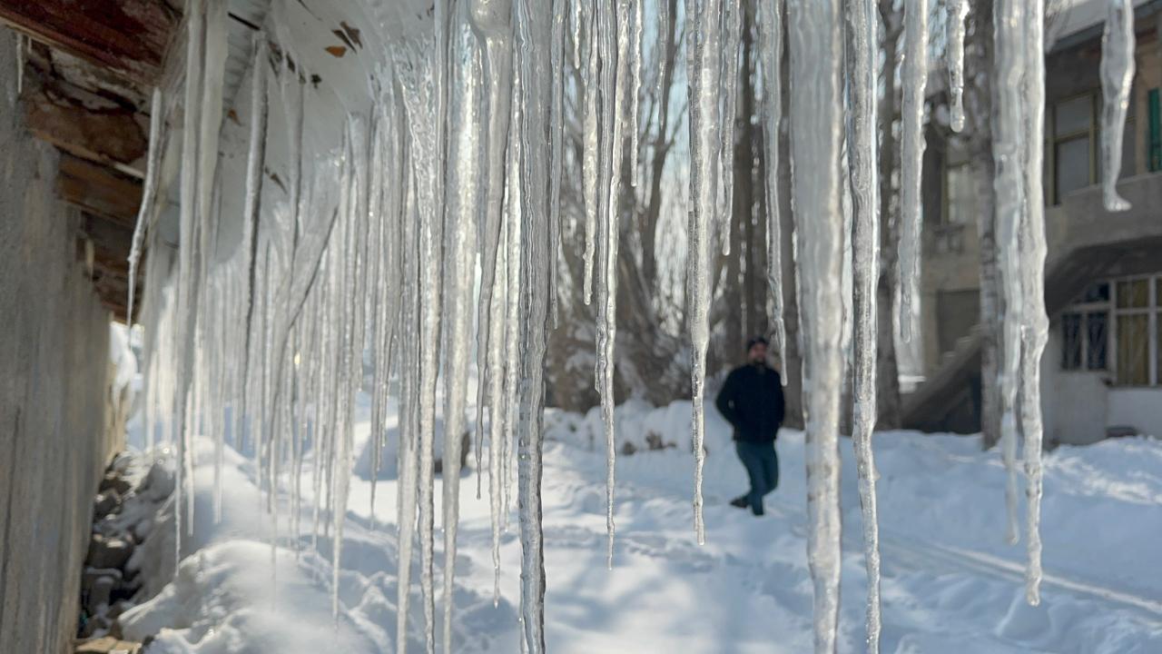 Ağrı’da buz sarkıtları metreleri buldu
