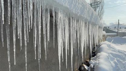 Ağrı’da Buz Sarkıtları Tehlike Saçıyor