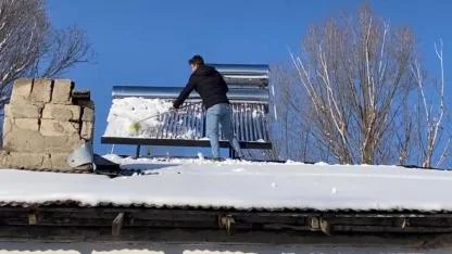 Ağrı’da Çatı ve Saçaklarda Biriken Kar ve Buz Sarkıtları Temizlendi