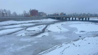 Ağrı’da Dondu, Hayat Durma Noktasına Geldi