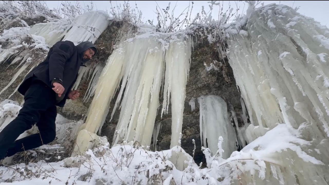 Ağrı’da Dondurucu Soğuklar Dev Buz Sarkıtlarını Oluşturdu