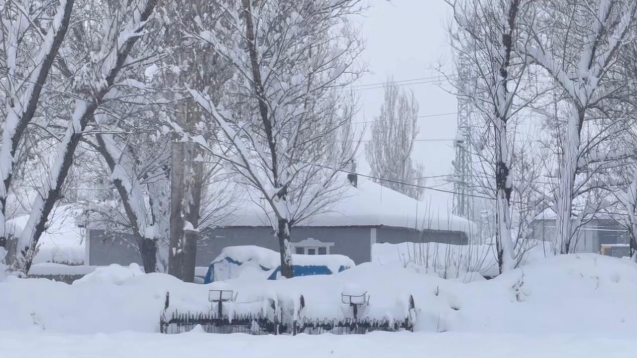 Ağrı’da gece boyunca yoğun kar yağışı etkili oldu