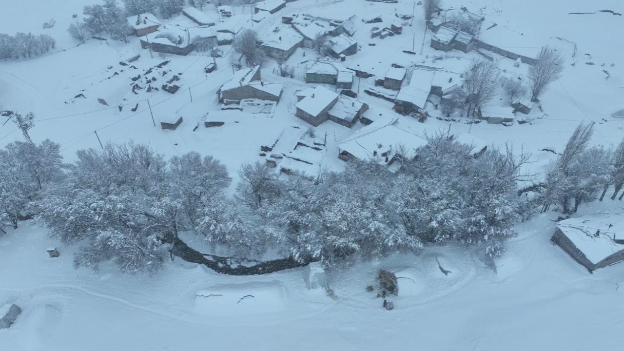 Ağrı’da Gece Yağan Kar Köyleri Beyaza Gömüldü