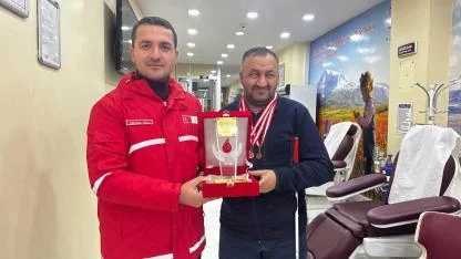 (Videolu Haber) Ağrı’da görme engelli Bayram’dan insanlık dersi