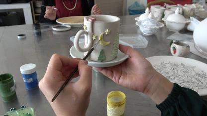 Ağrı’da kadınlar çini sanatıyla hem stres atıyor hem de aile bütçesine katkı sağlıyor