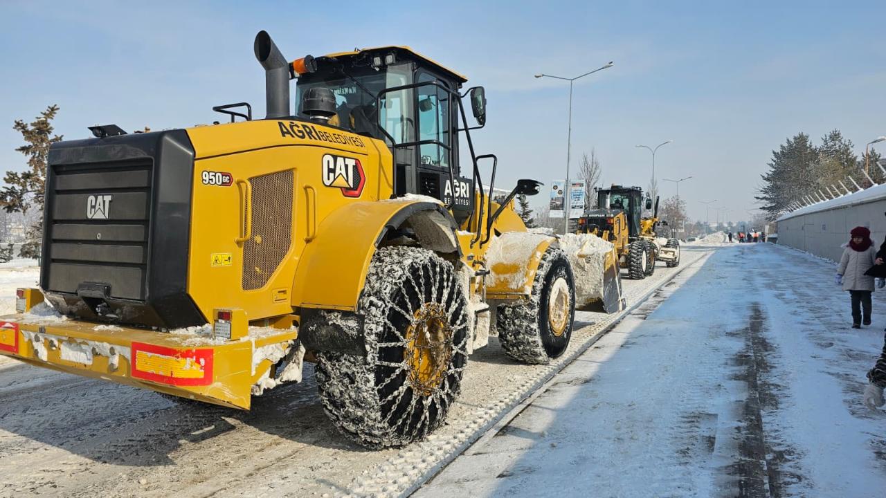Ağrı’da Karla Mücadele Çalışmaları Hız Kesmeden Sürüyor