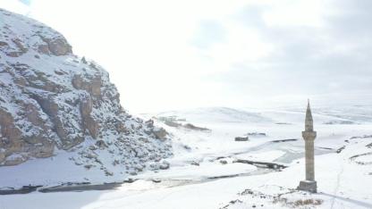 Ağrı’da karlar altındaki minare havadan görüntülendi