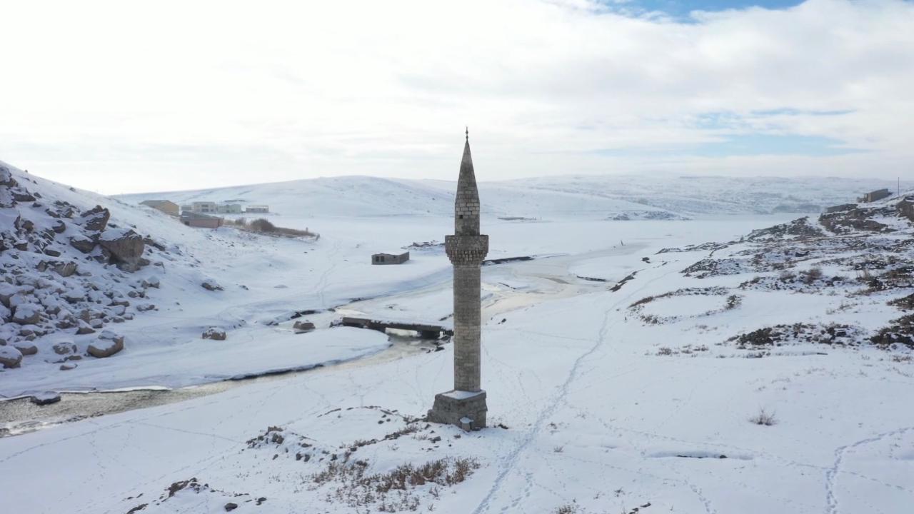 Ağrı’da karlar altındaki minare havadan görüntülendi