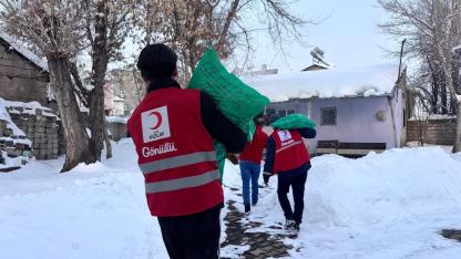 (Videolu Haber) Ağrı’da Kızılay’dan 63 aileye 25 ton kömür yardımı