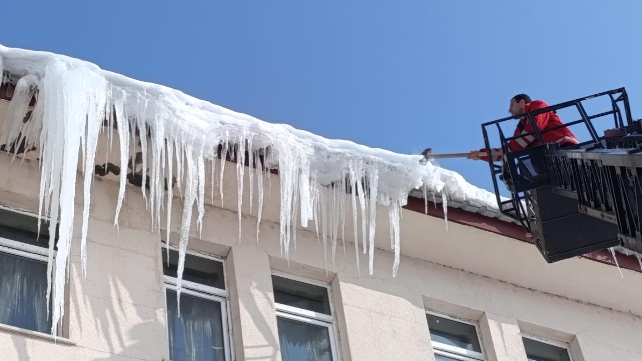 Ağrı’da okul ve cami saçaklarındaki buzlar temizlendi