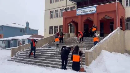 Ağrı’da okullarda kar temizleme çalışmaları tamamlandı