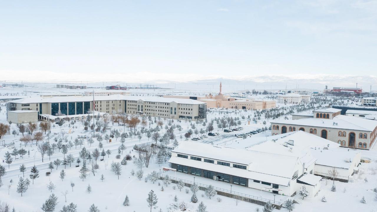 Ağrı’da olumsuz hava koşulları nedeniyle üniversitede eğitime ara verildi