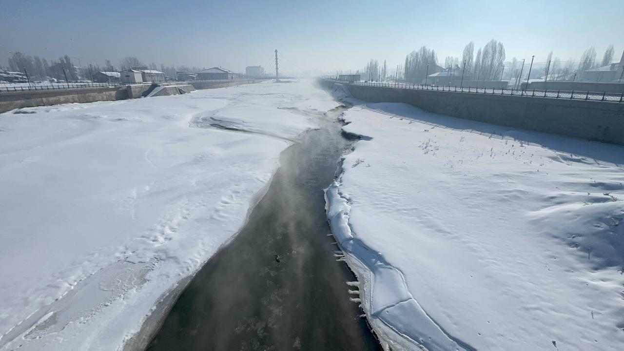 Ağrı’da soğuk hava hayatı felç etti
