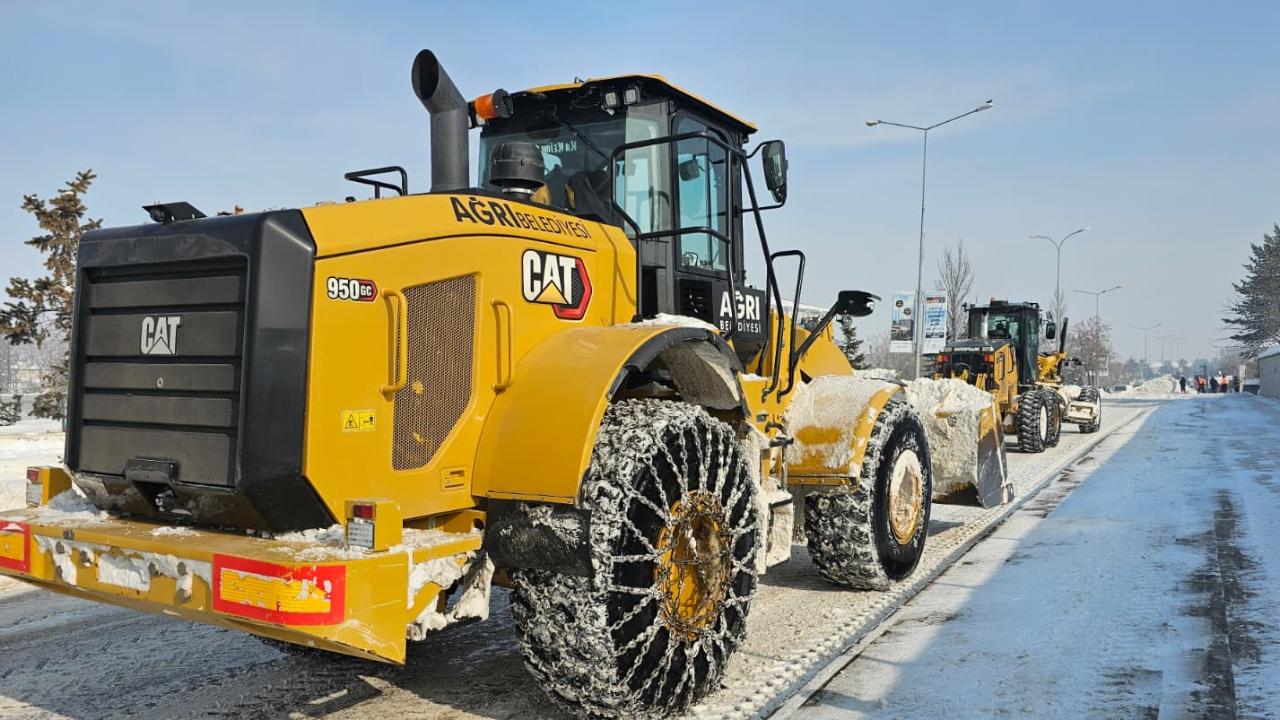 Ağrı’da Taziye Evleri Önlerinde Kar Temizliği Sürüyor
