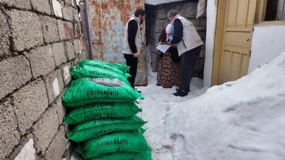 Ağrı’da Umut Kervanı’ndan 80 aileye 40 ton kömür desteği