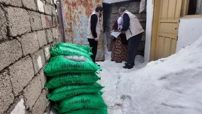 Ağrı’da Umut Kervanı’ndan 80 aileye 40 ton kömür desteği