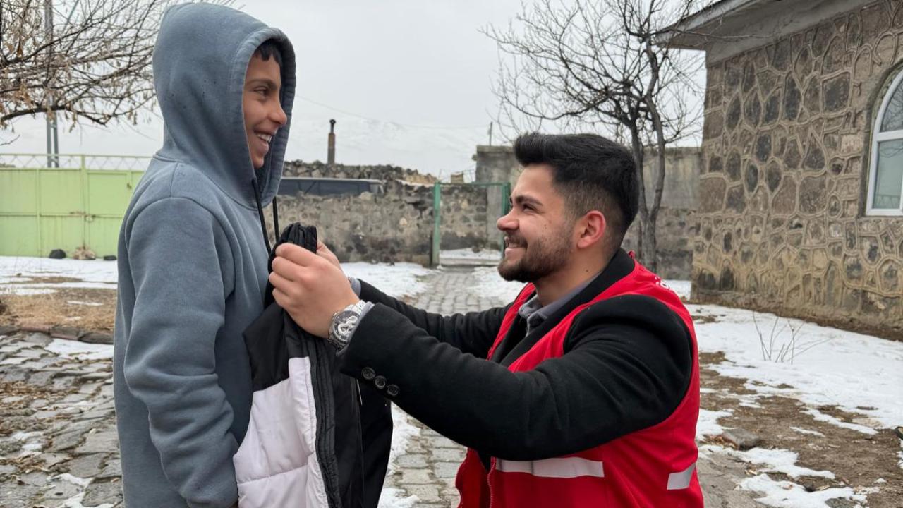 Ağrı’da üniversitelilerden zorlu kışta umut olan yardım