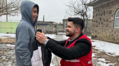 Ağrı’da üniversitelilerden zorlu kışta umut olan yardım