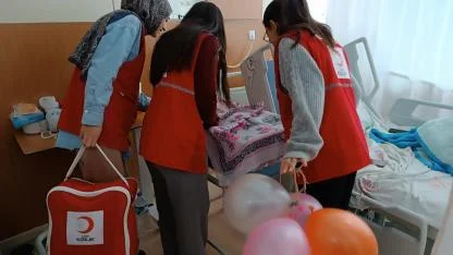 Ağrı’da yeni yılın ilk gününde minik yüreklere hediye