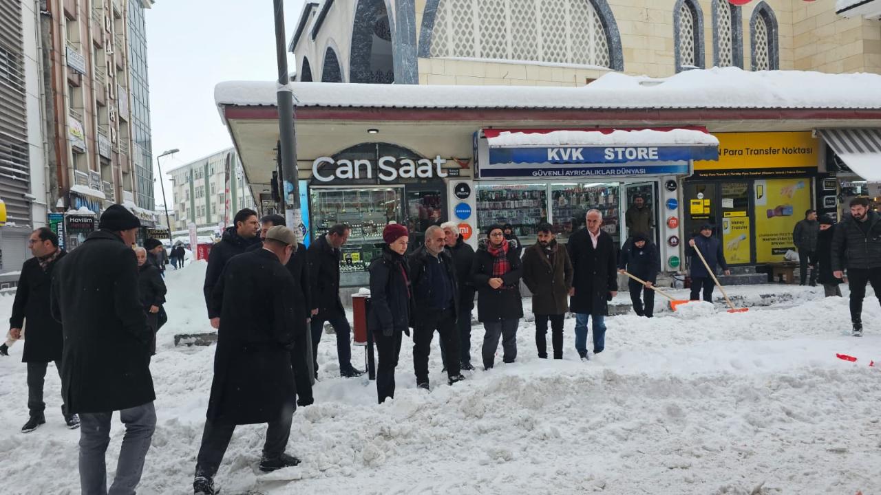 Ağrı’da Yoğun Kar Yağışına Karşı Ekipler Sahada