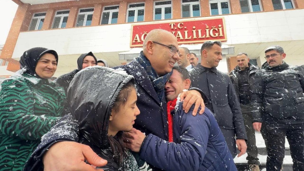 Ağrılılar, Vali Koç’u Gözyaşlarıyla Uğurladı