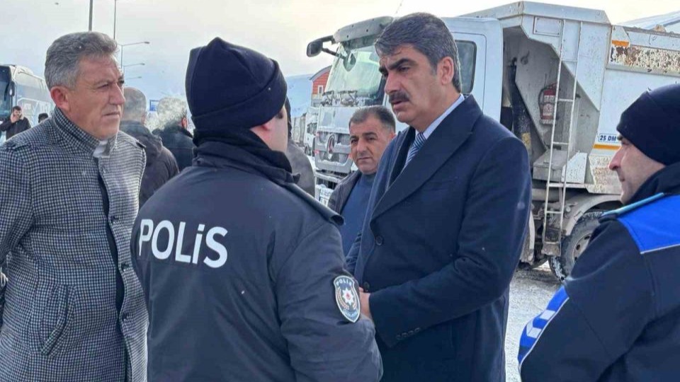 Aşkale Belediyesi’nden yolda kalan sürücülere sıcak ikram