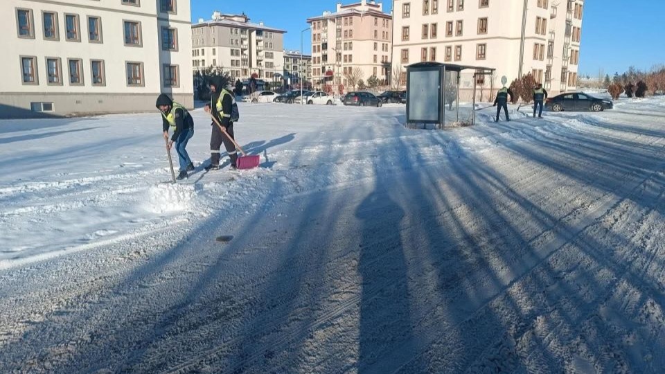 Aşkale’de kar sonrası belediye ekipleri sahadaydı