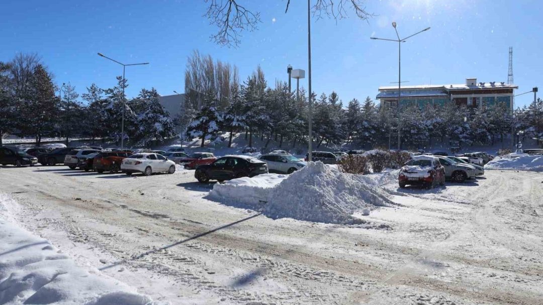 Atatürk Üniversitesi kampüsünde kar temizleme çalışmaları aralıksız sürüyor