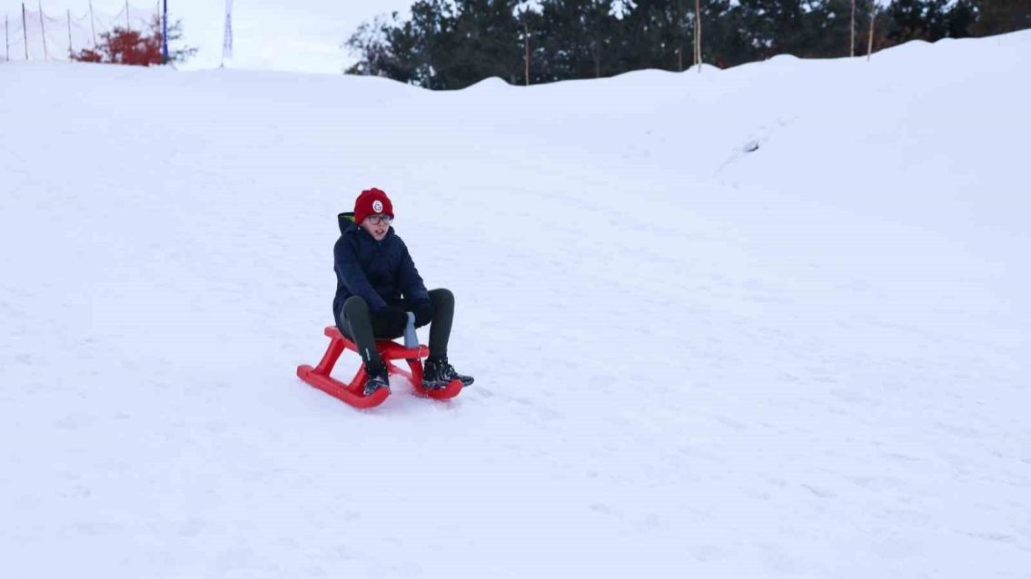 Atatürk Üniversitesi’nde kış coşkusu kampüse taşındı: Atakışpark öğrenci merkezi sezonu açtı