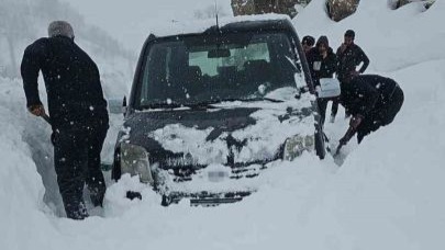 Bahçesaray’da çığ faciası son anda atlatıldı: Araçtaki aile ölümden döndü