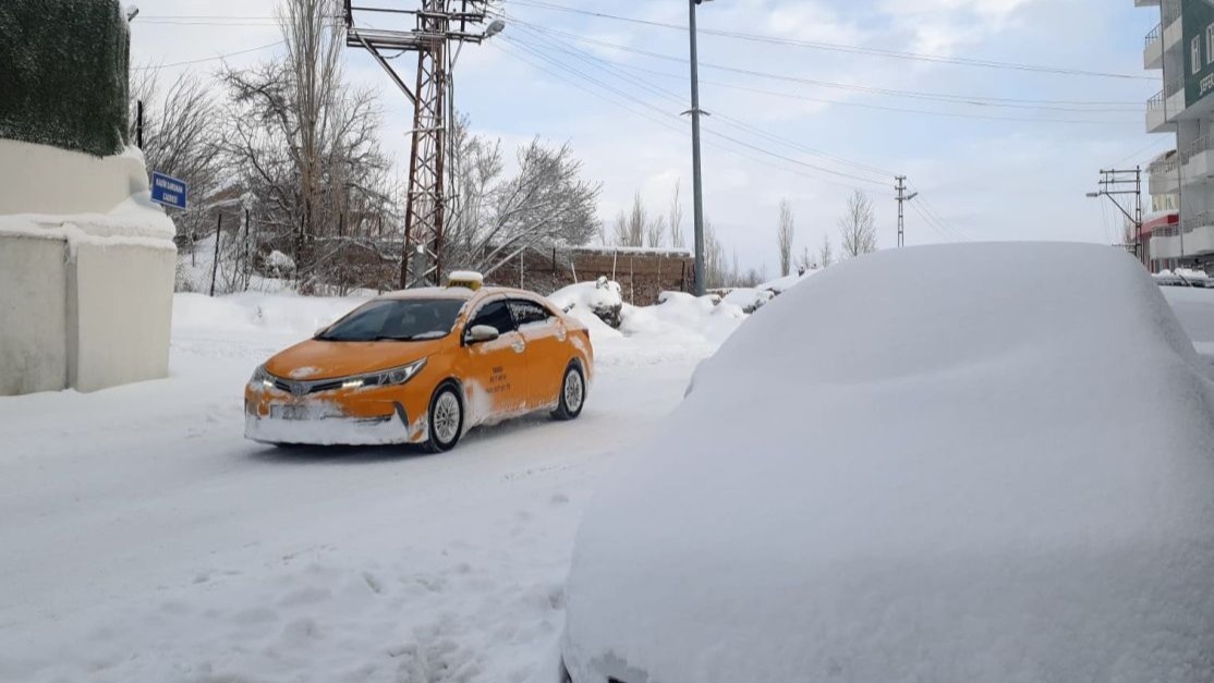Başkale kara gömüldü, 88 yerleşim yerinin yolu kapandı