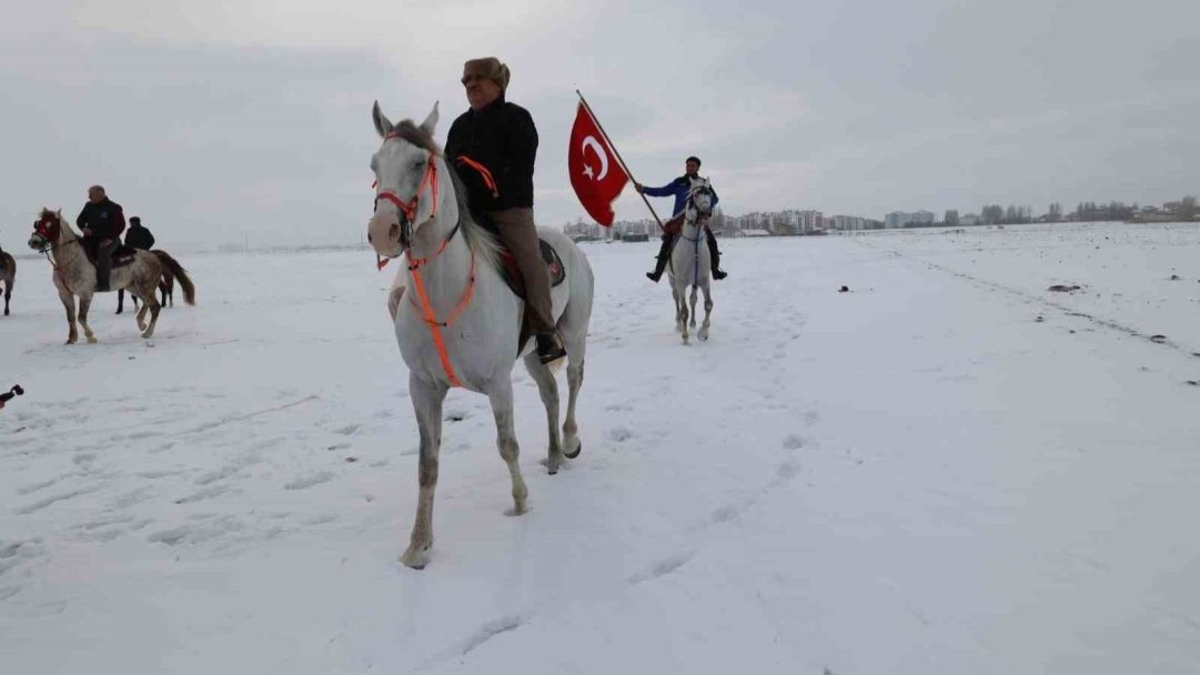 Belediye Başkanı Emrullah Akpunar, at sırtında yaban hayatı için yemleme yaptı