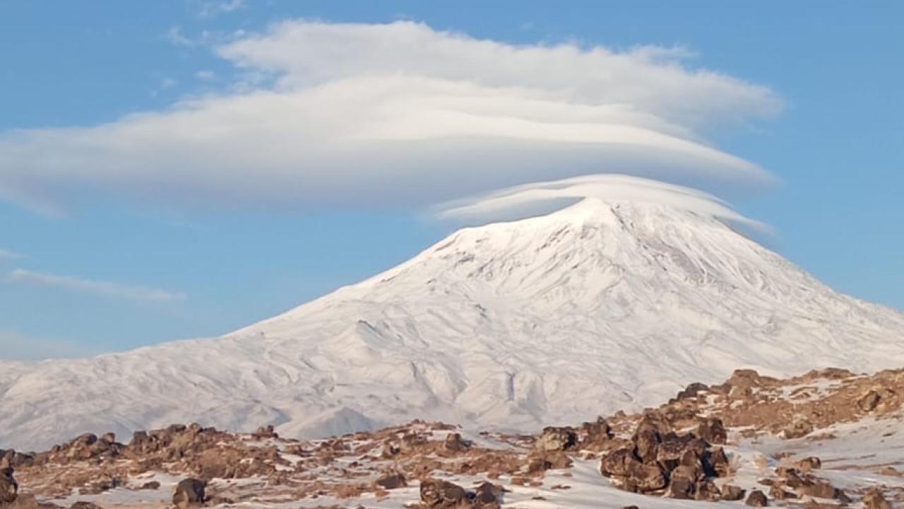Beyaz gelinlikli Ağrı Dağı’na şapka yakıştı