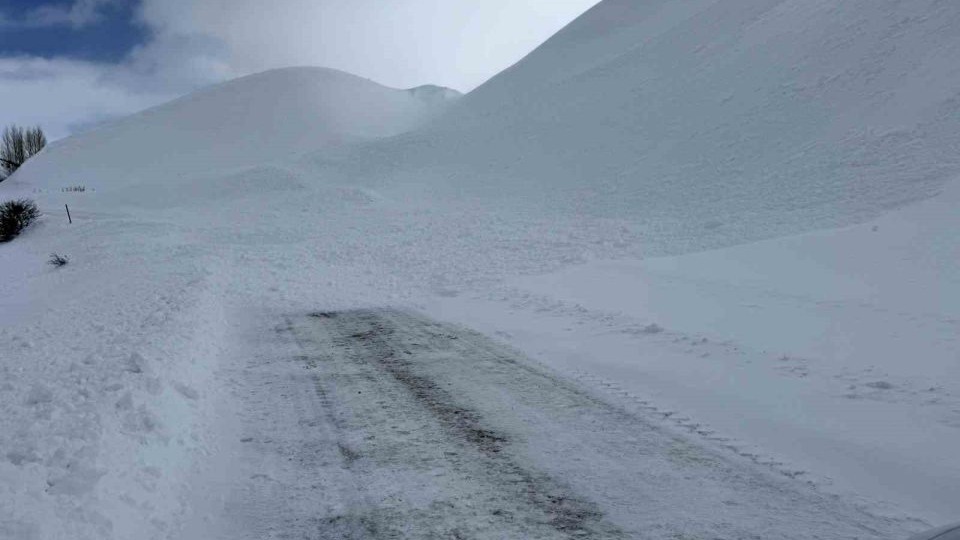 Bingöl’de ilçe yoluna çığ düştü: Ekipler sevk edildi