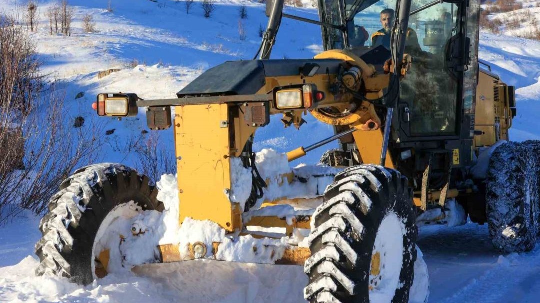 Bingöl’de yoğun kar yağışı sonrası köy yollarında çalışmalar devam ediyor