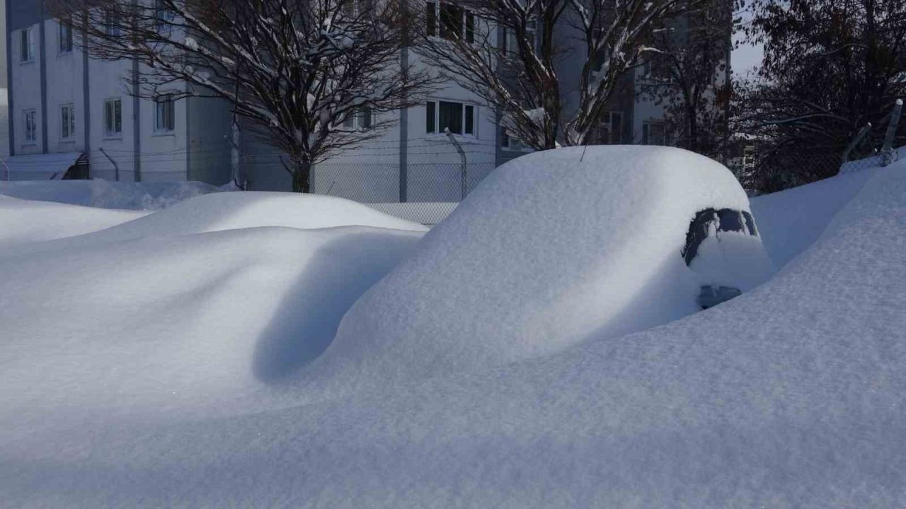Bitlis’te kar altında kalan araçlar güçlükle bulundu