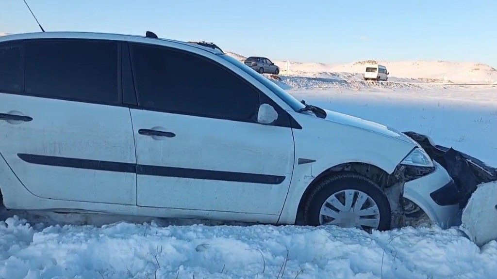 Buzlanma etkisiyle otomobil şarampole yuvarlandı