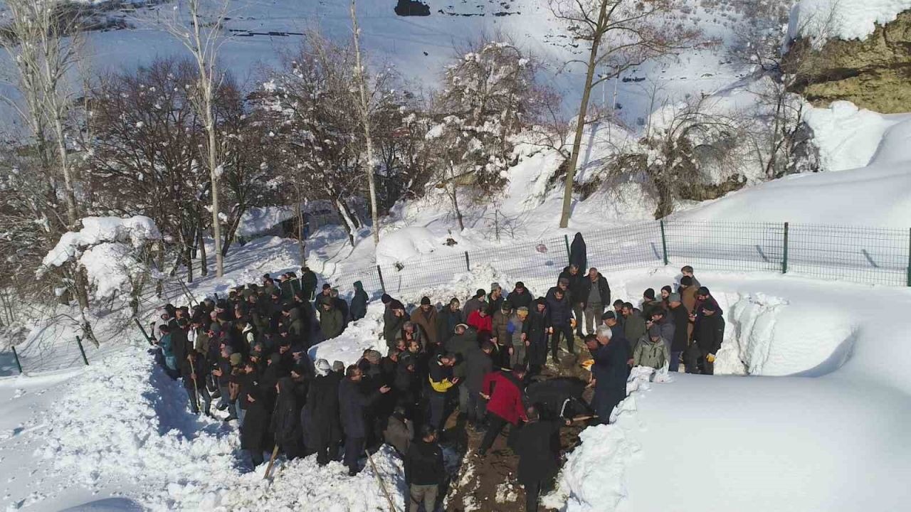 Çatak'ta çığ felaketinde hayatını kaybeden Gülnaz Bitik son yolculuğuna uğurlandı