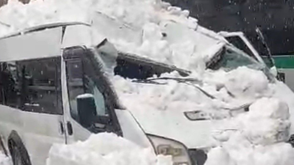Çatıdan düşen kar kütlesi aracı hurdaya çevirdi