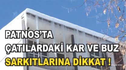 Patnos'ta çatılarda biriken kar kütleleri ve buz sarkıtlarına dikkat