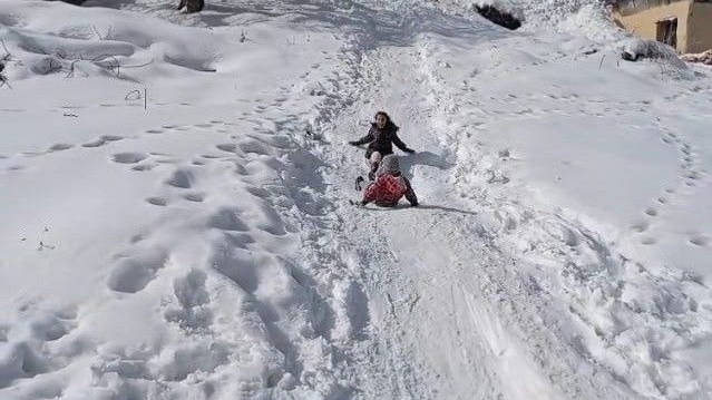 Çocukların karın keyfini tepsi ve bidonlarla çıkardı