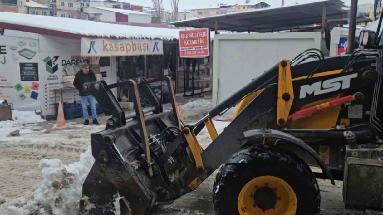 Darende Belediyesi karla mücadelede 7/24 sahada