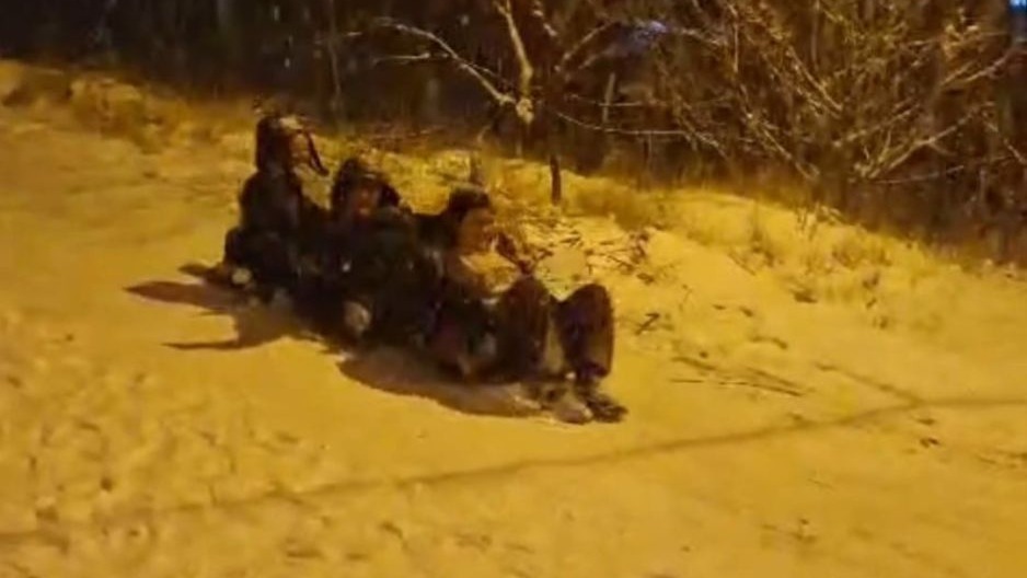 Darende’de kar yağışıyla gelen eğlence