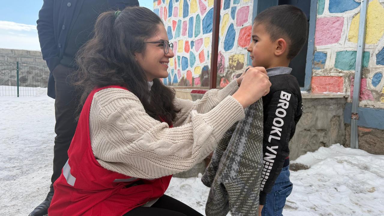 Doğubayazıt Kızılay’dan kışlık giyim yardımı