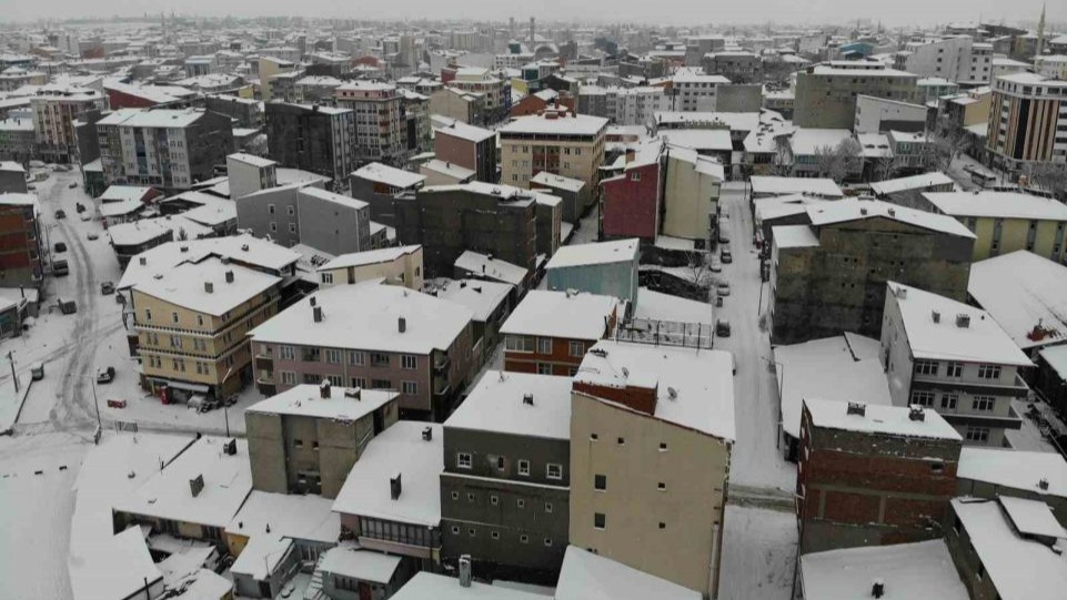 Doğu’nun incisi Kars, beyaz gelinliğini giydi: Beyaza bürünen kent havadan görüntülendi